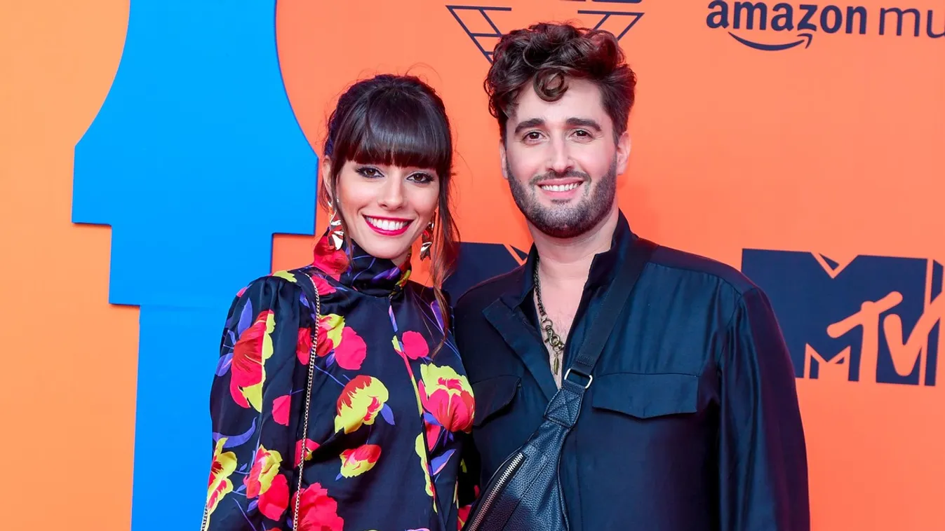 Esküvői fotót posztolt a magyar sztárénekes: Ez nagyon romantikus