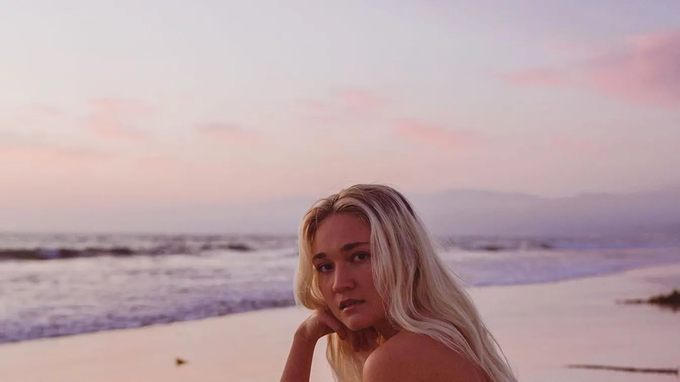 Ezt látni kell, fehérneműben zongorázik a feszes mellű álomnő