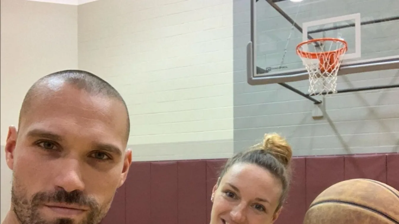 Csúnyán megtrollkodták Hosszú Katinka karácsonyi fotóját