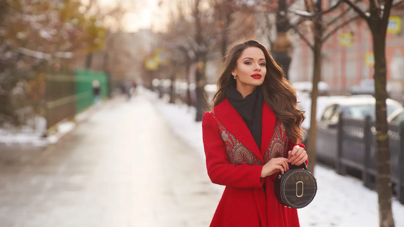 Vörös nélkül nem múlhat el a december: így hordják most a nők
