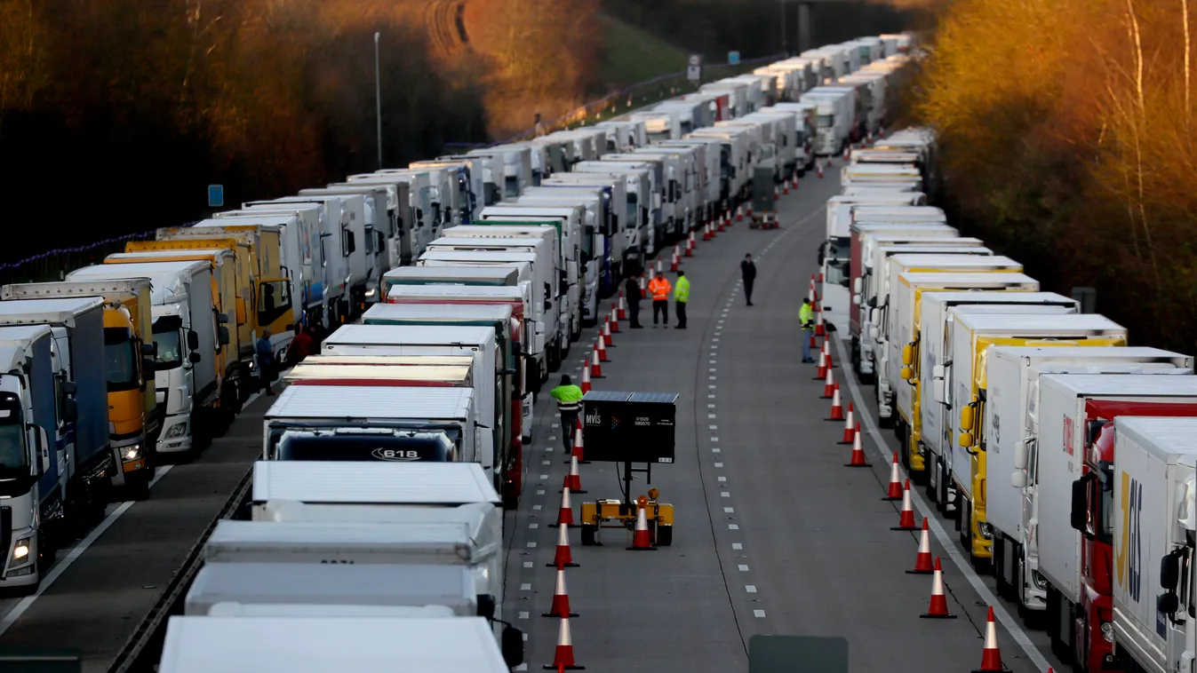 Katonák és tűzoltók tesztelik a kamionosokat Angliában