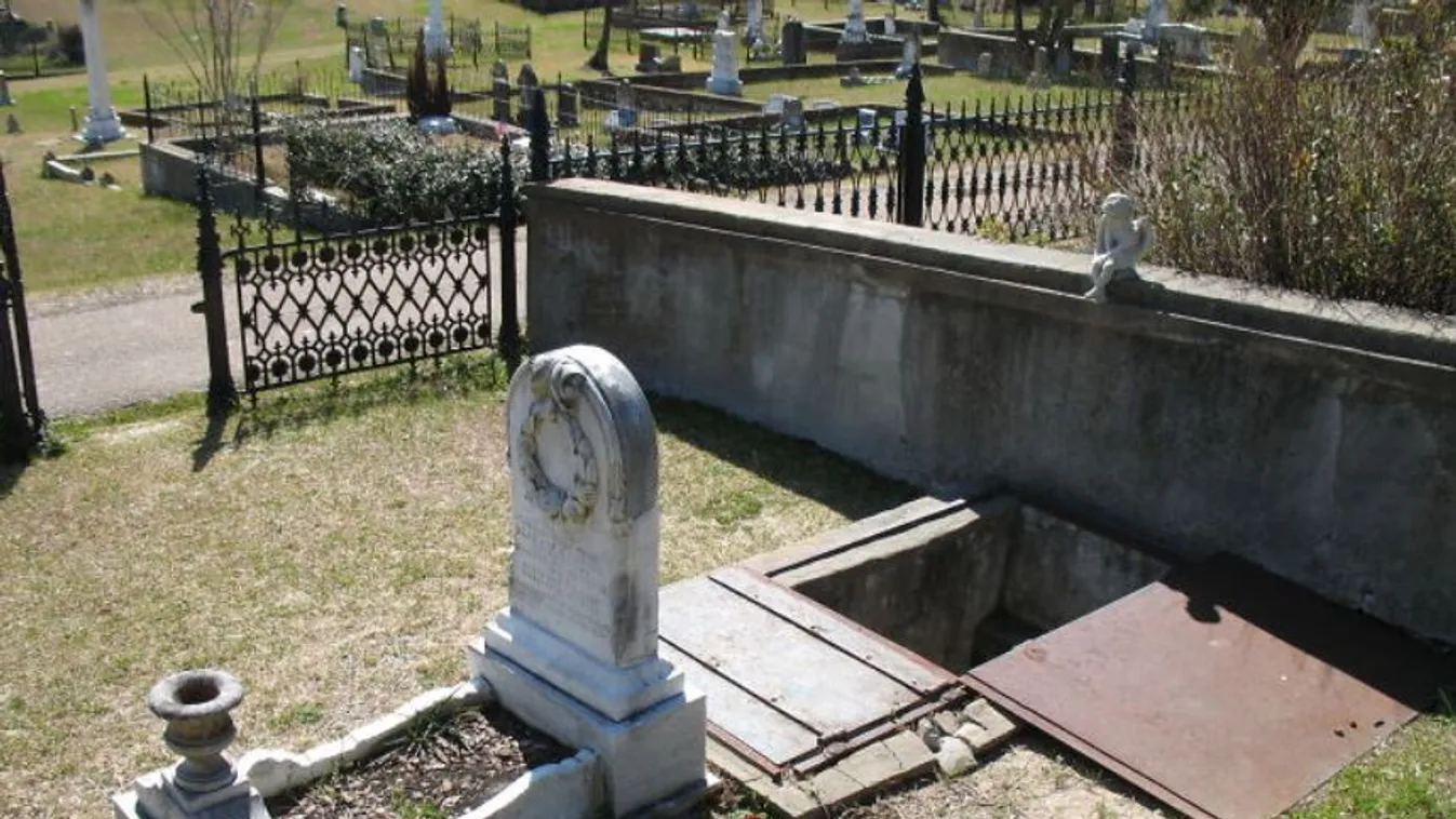 Lépcsőt építtetett az édesanya 10 éves kislánya sírjához, hogy vihar idején megvigasztalhassa