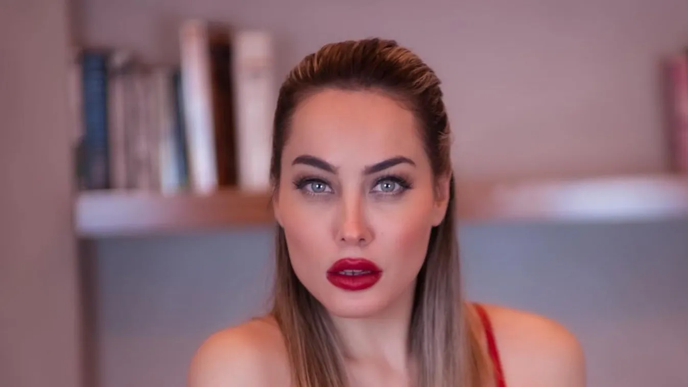 Meztelenül az ágyban, csupasz popsijával csábít a szurkolólány