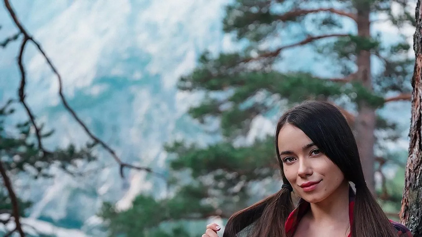 Lecsúszott a felső, kivillantak a színésznő mellbimbói