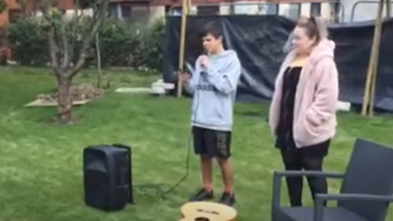 Nehéz kibírni könnyek nélkül: Utoljára énekelt haldokló anyjának a 14 éves fia - Videó