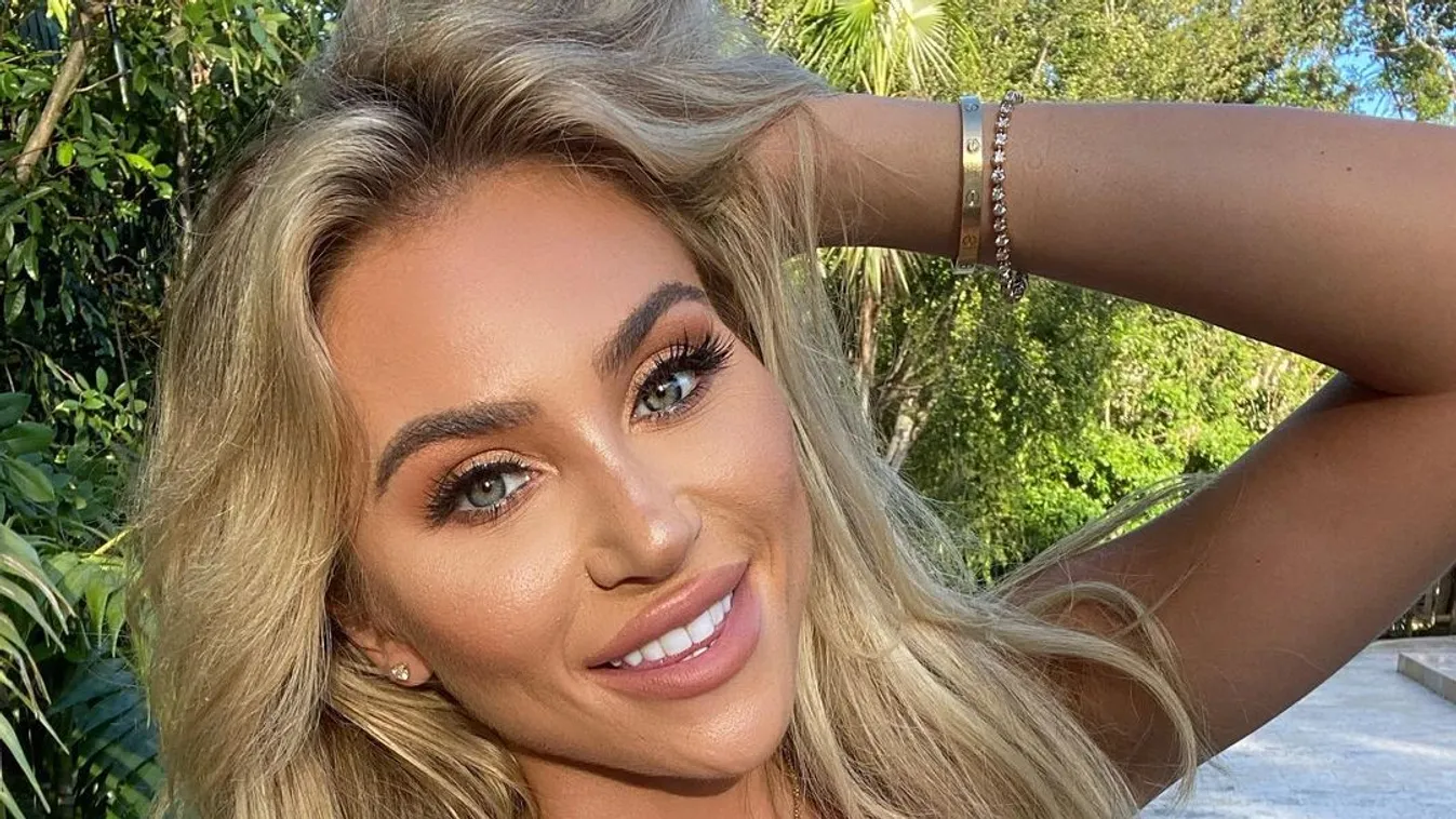 Lekerült a melltartó, félmeztelenül kéjeleg a szőke színésznő