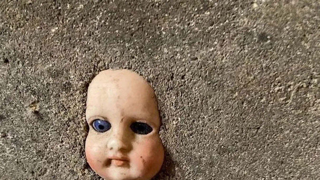 Sokkos állapotban menekült új lakásából a nő, ezt látta a falon - Fotó