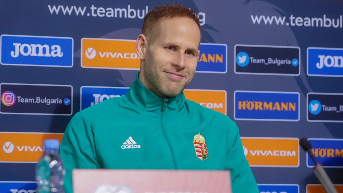 Gulácsi Péter meghitt családi fotóval kívánt kellemes ünnepeket