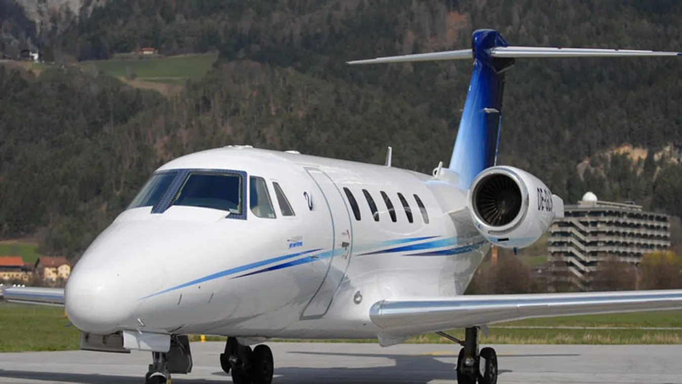 Luxus magánrepülőt bérelt 9 illegális papírok nélküli migráns, majd beutaztak Párizsba