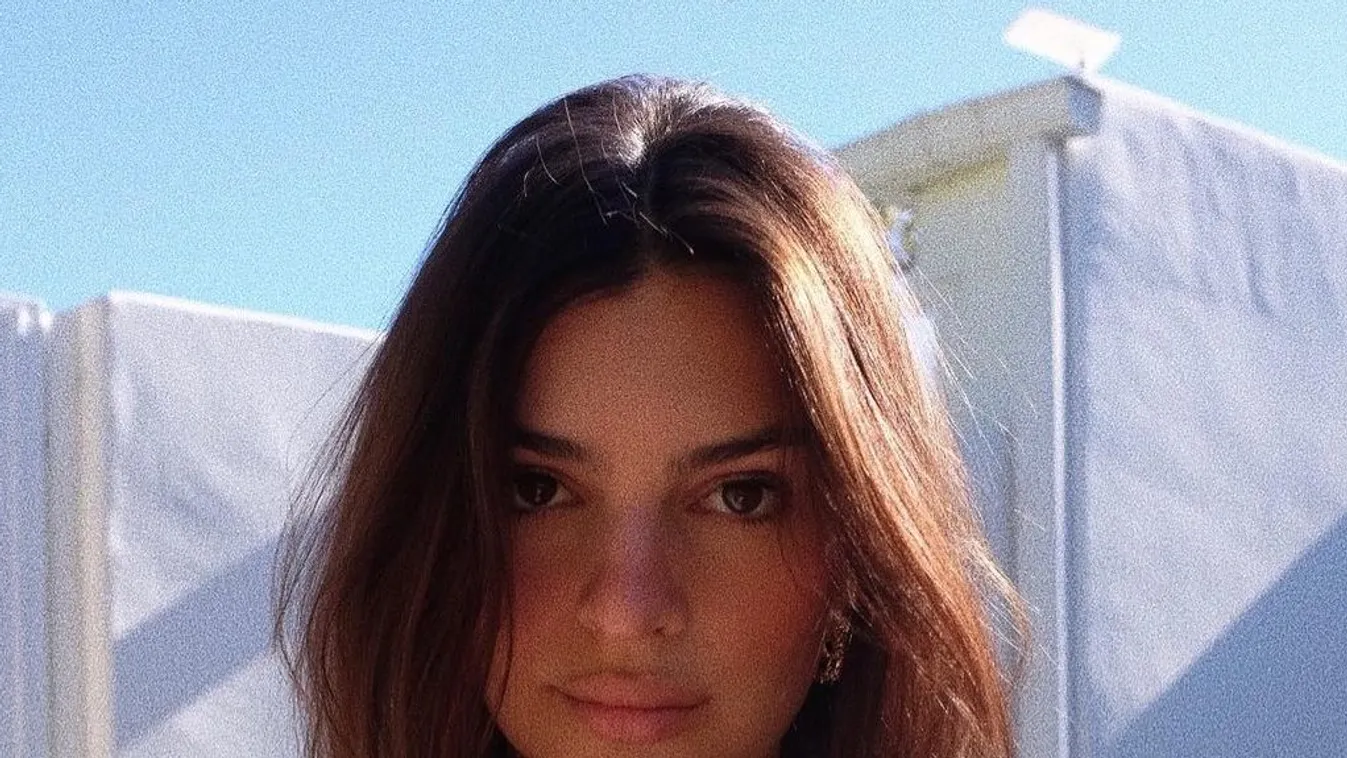 Pucéran szelfizett a terhes Emily Ratajkowski – Fotó