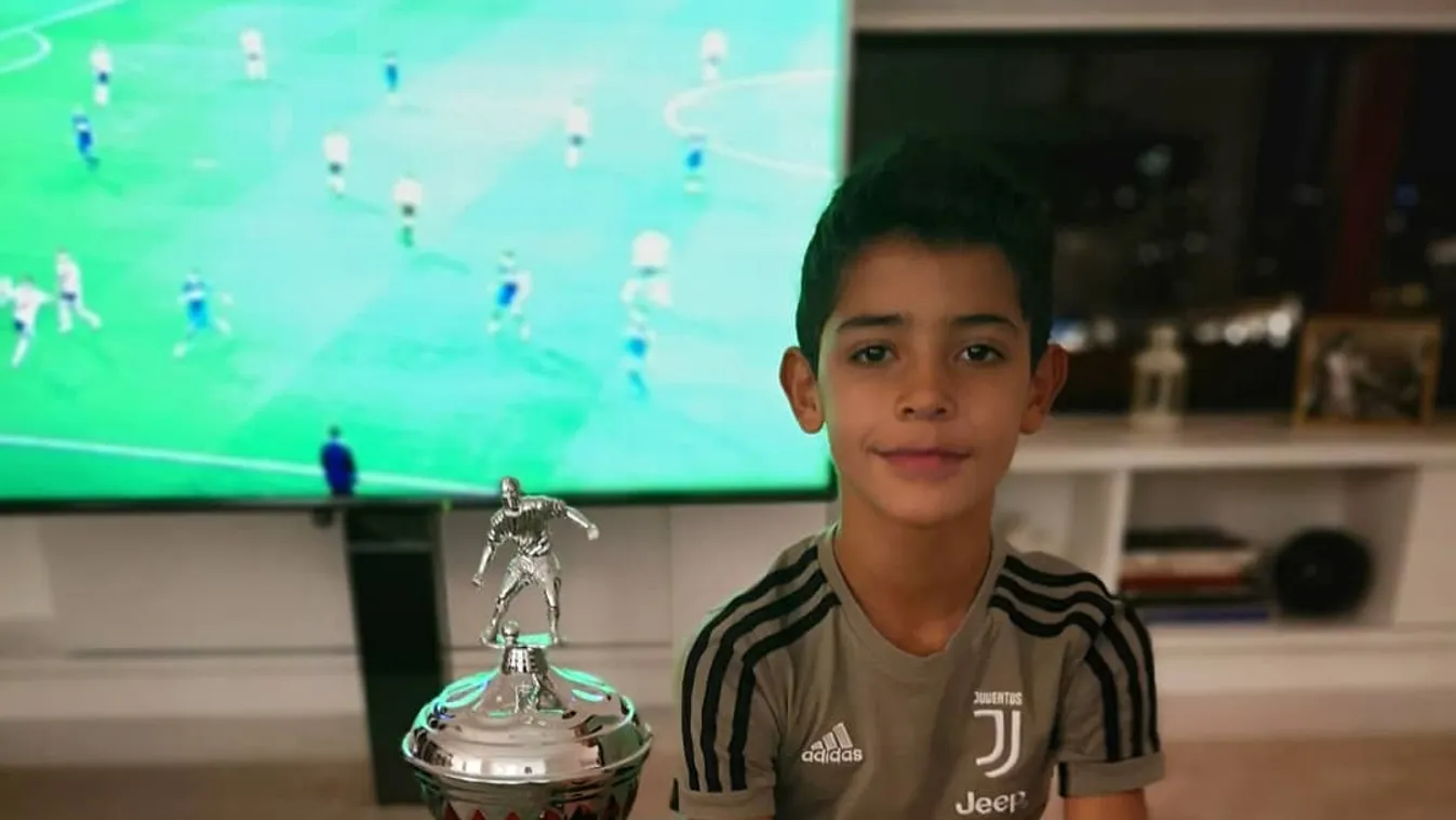 Cristiano Ronaldo nagy terveket dédelget imádott fiával