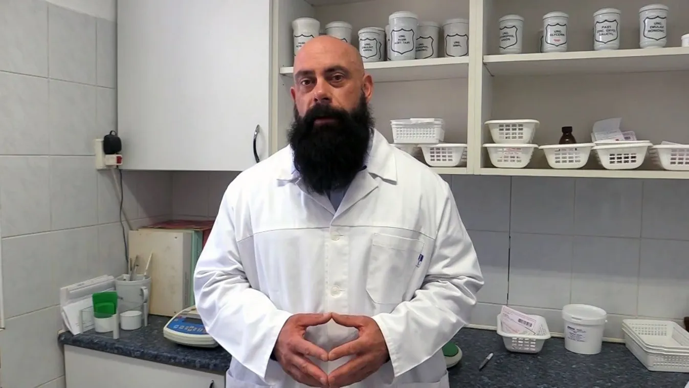 Kidobták egy bevásárlóközpontból az álorvos Gődényt, engedély nélkül reklámozta volna magát