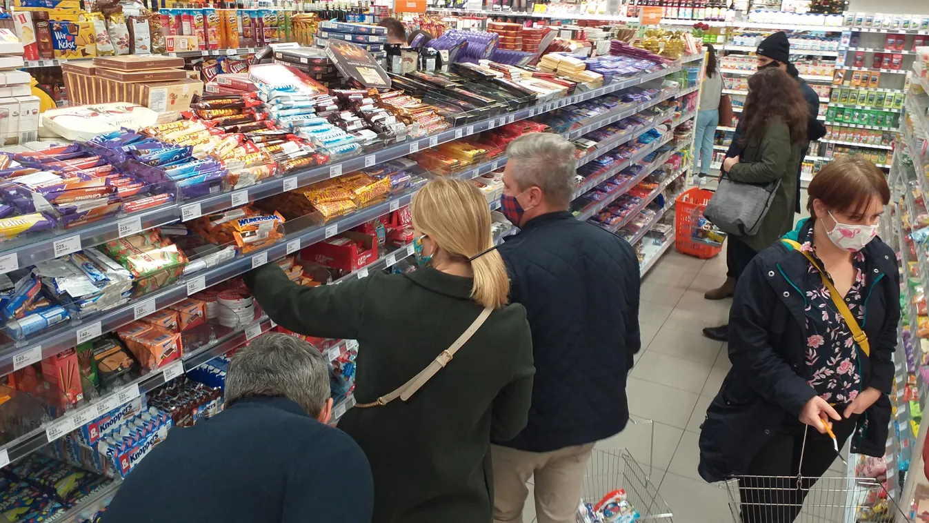 Nem kell nézni az órát, bárki bármikor vásárolhat: ezért törölték el az idősek idősávját