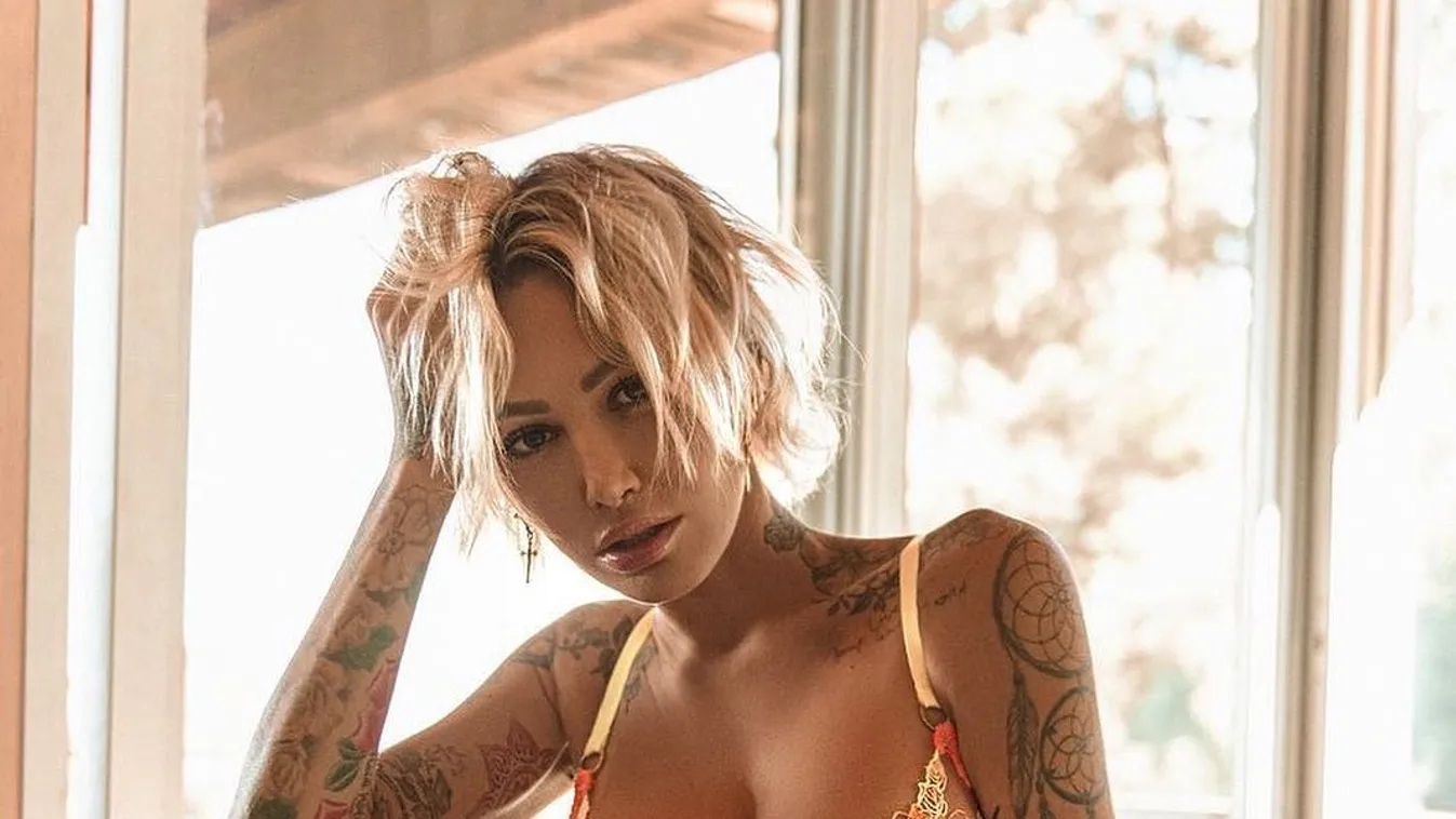 Szétpattan a melltartó a vadóc üzletasszony hatalmas keblein