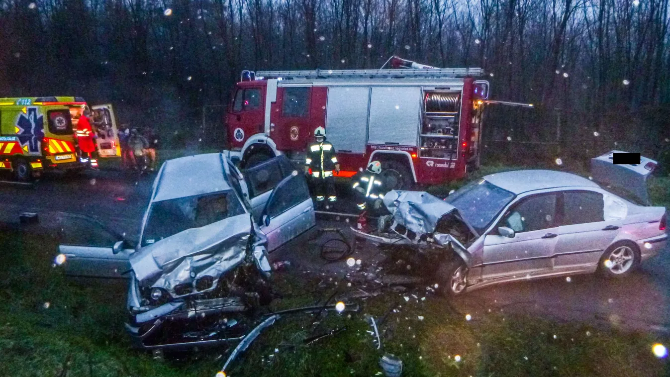 Frontális karambol: egy 6 hónapos csecsemő és több utas életéért is küzdenek - fotók