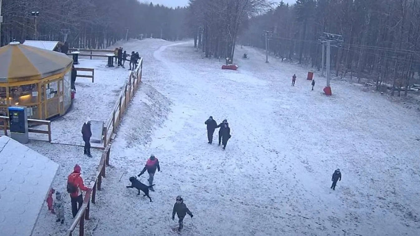 Bámulatos felvétel: hózápor festette fehérre a Kékestetőt