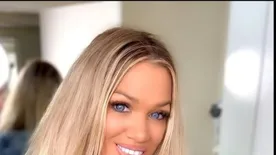 Te jó ég, karácsonyi fehérneműben tette szét a lábát a világ legdögösebb nagyija