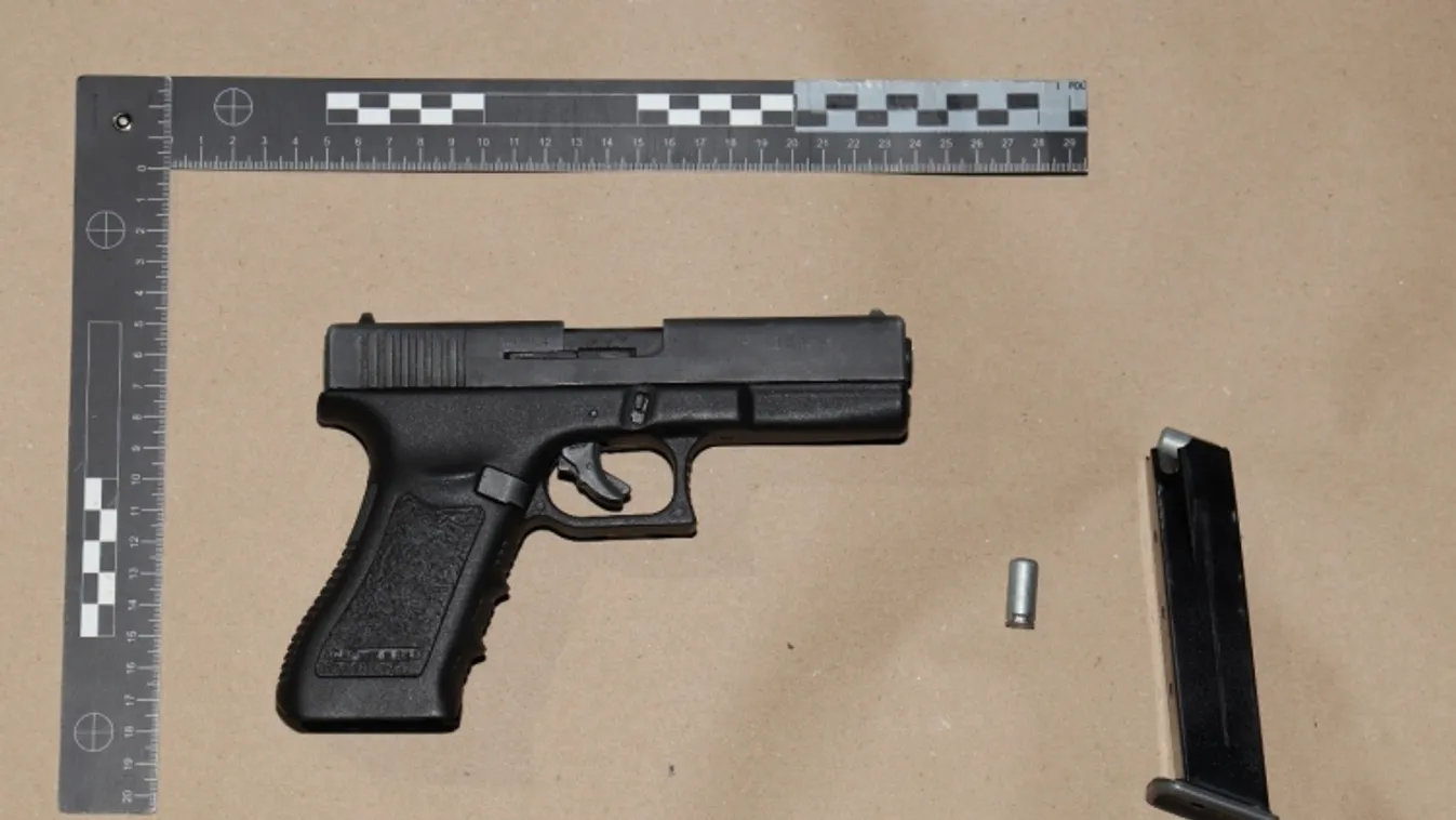 Fegyverrel rabolta ki áldozatait a tinédzser banda Budapesten - fotók