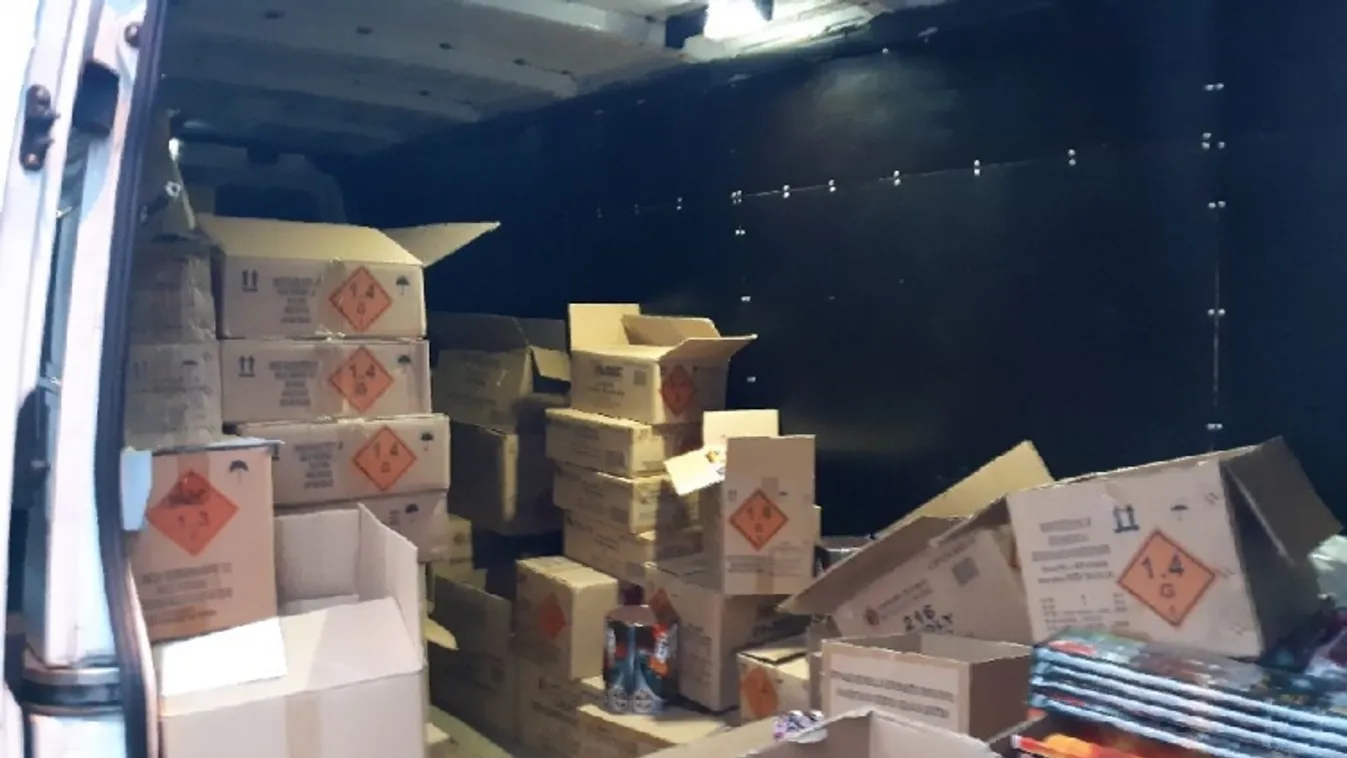 Őrület: fél mázsa tűzijátékot próbált eladni a férfi, lefülelték a rendőrök