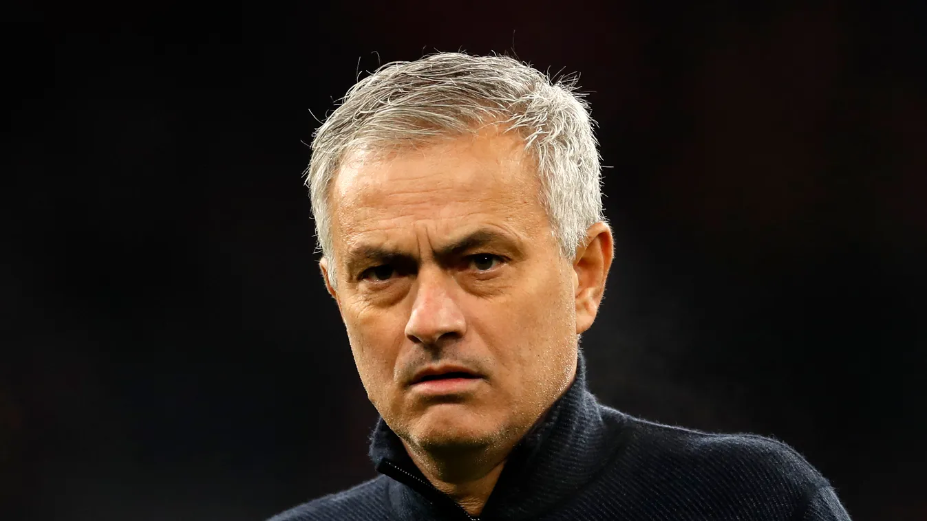 Döbbenetes bénázás, karácsonyi szatyrokkal küzd az utcán Mourinho