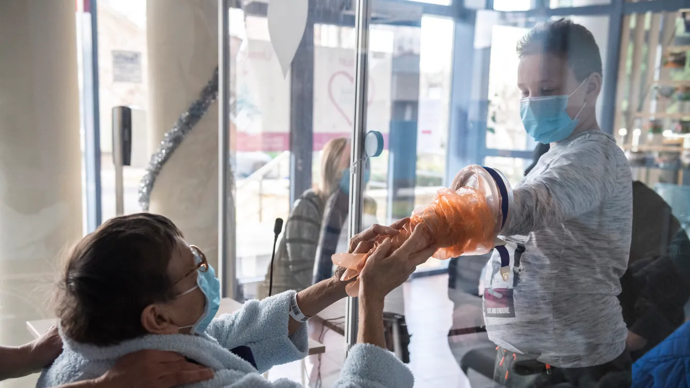 Csoda karácsonykor, szeretteik látogatják a betegeket a budapesti kórházban - Fotó