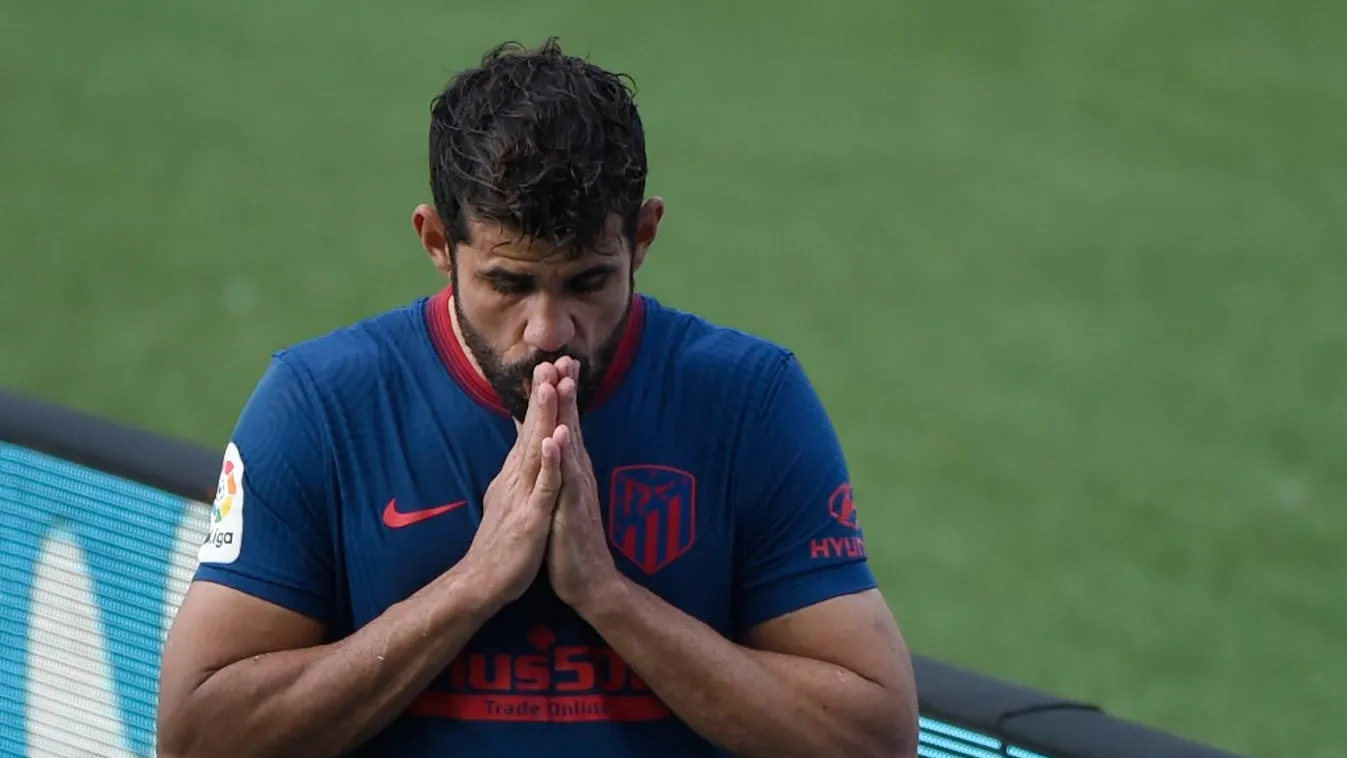 Bibiliába rejtett erotikus képek buktatták le a két sztárfocistát