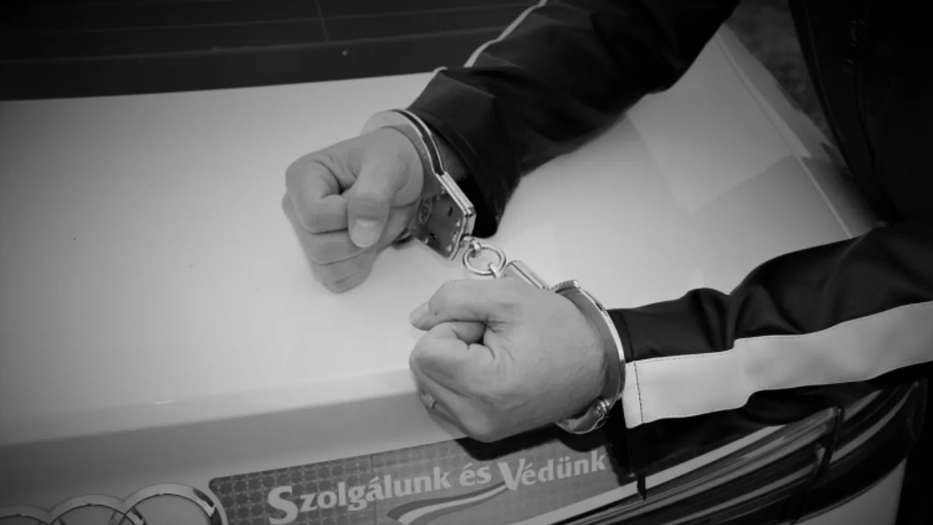 Dráma Kecskeméten, fegyveresek törtek a vonat fülkéjében Krisztiánra