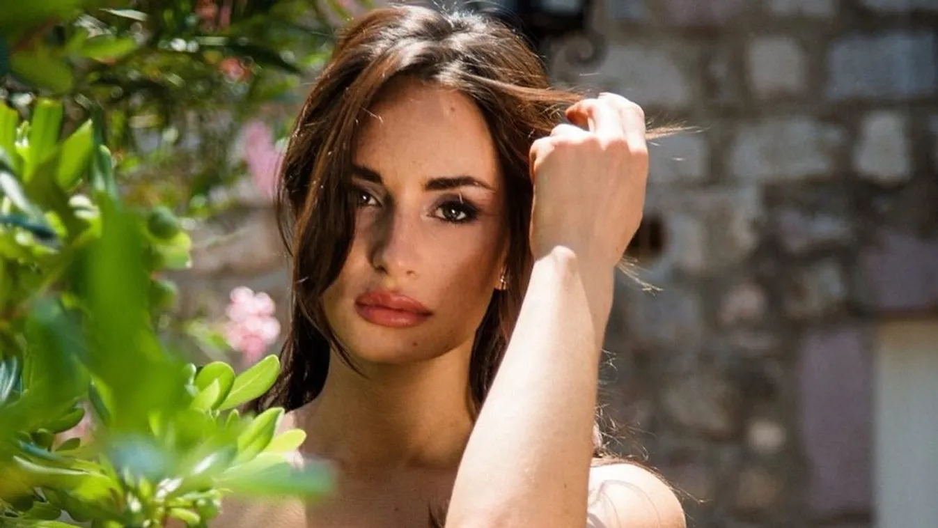 Se bugyi, se más: Mindent ledobott a feszes keblű üzletasszony