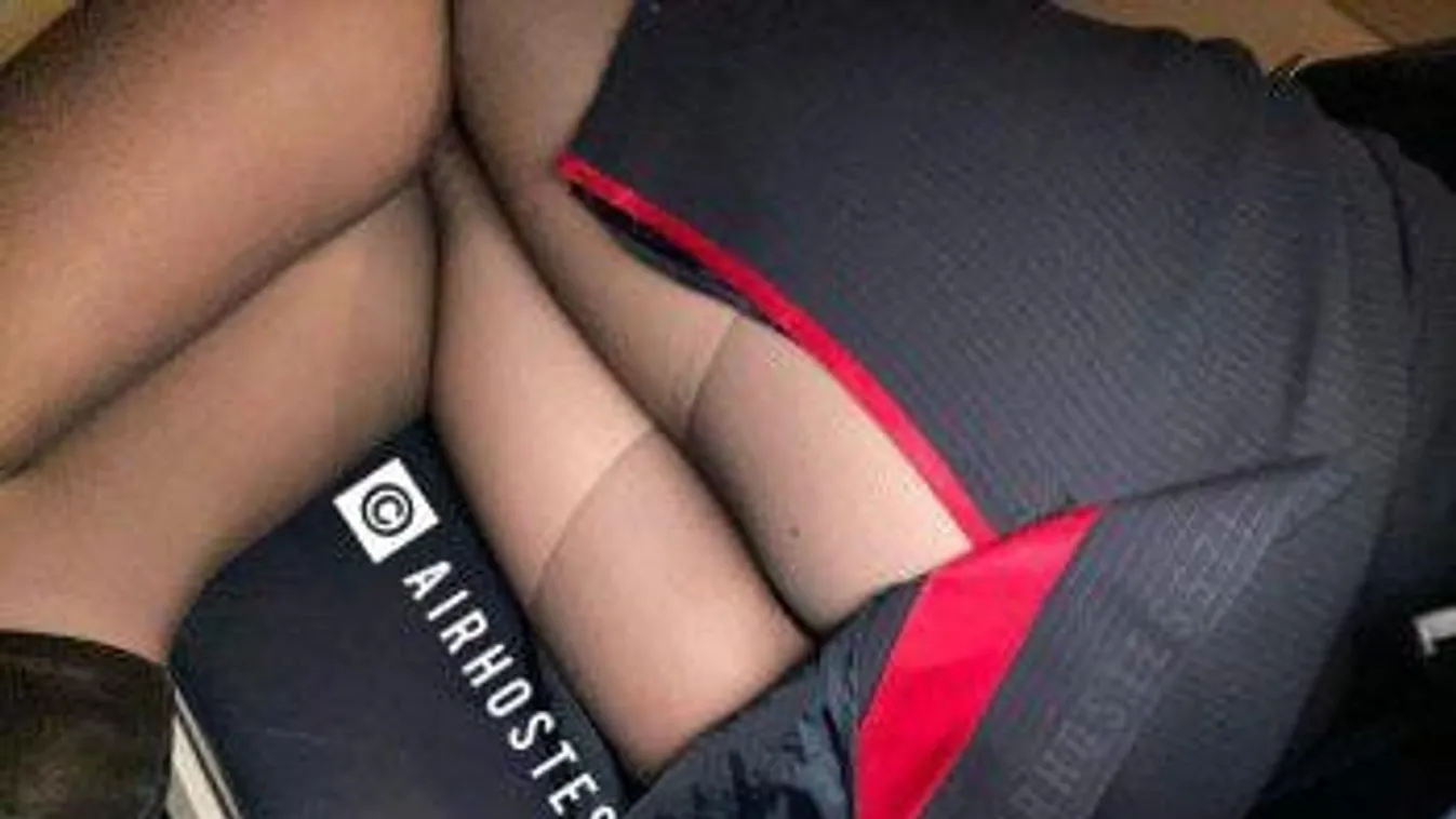 A testét és összeizzadt fehérneműit árulja az utasoknak egy szexi stewardess