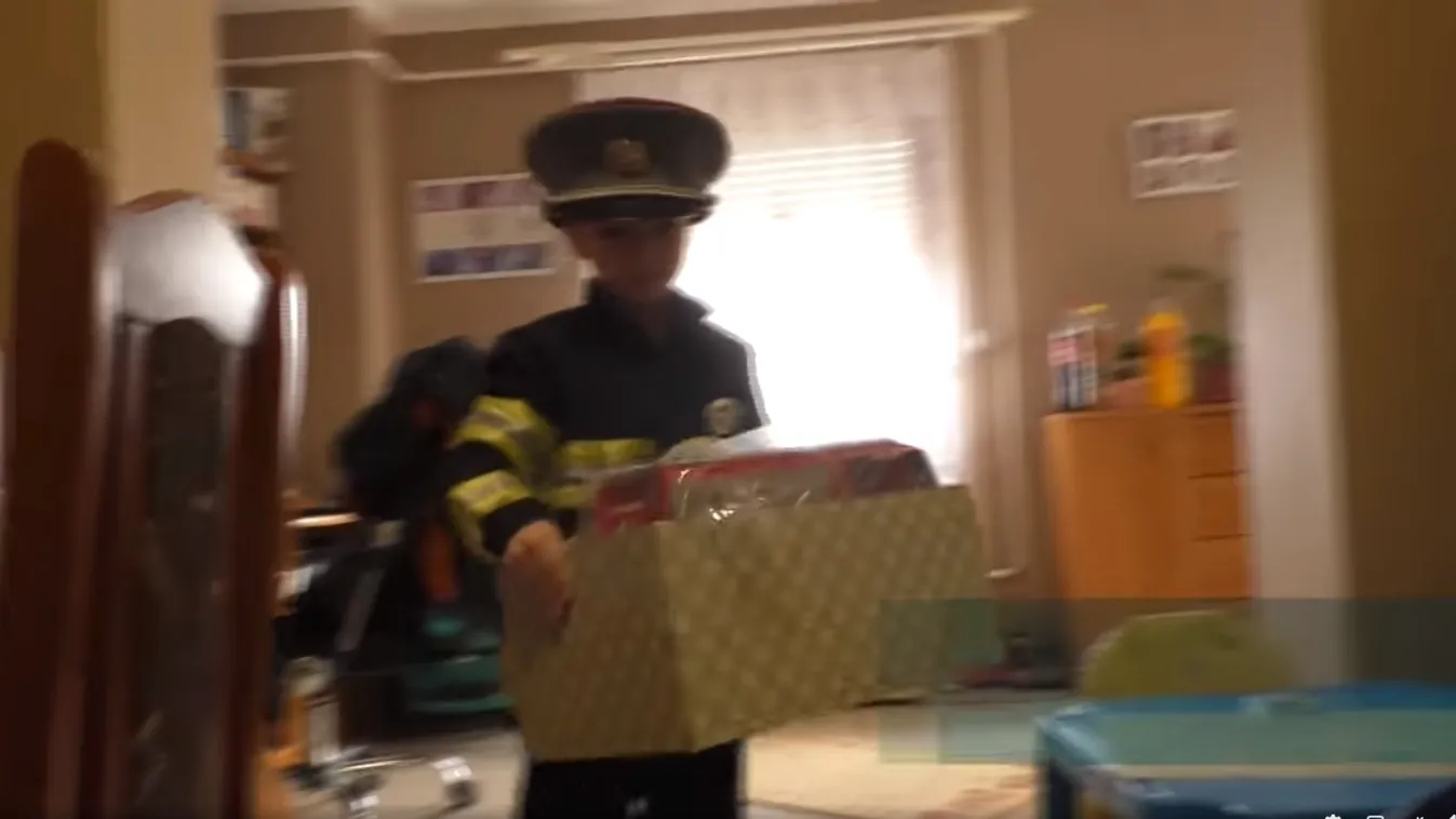 A 6 éves Balázs karácsonyi kívánságát teljesítették a tűzoltók - videó