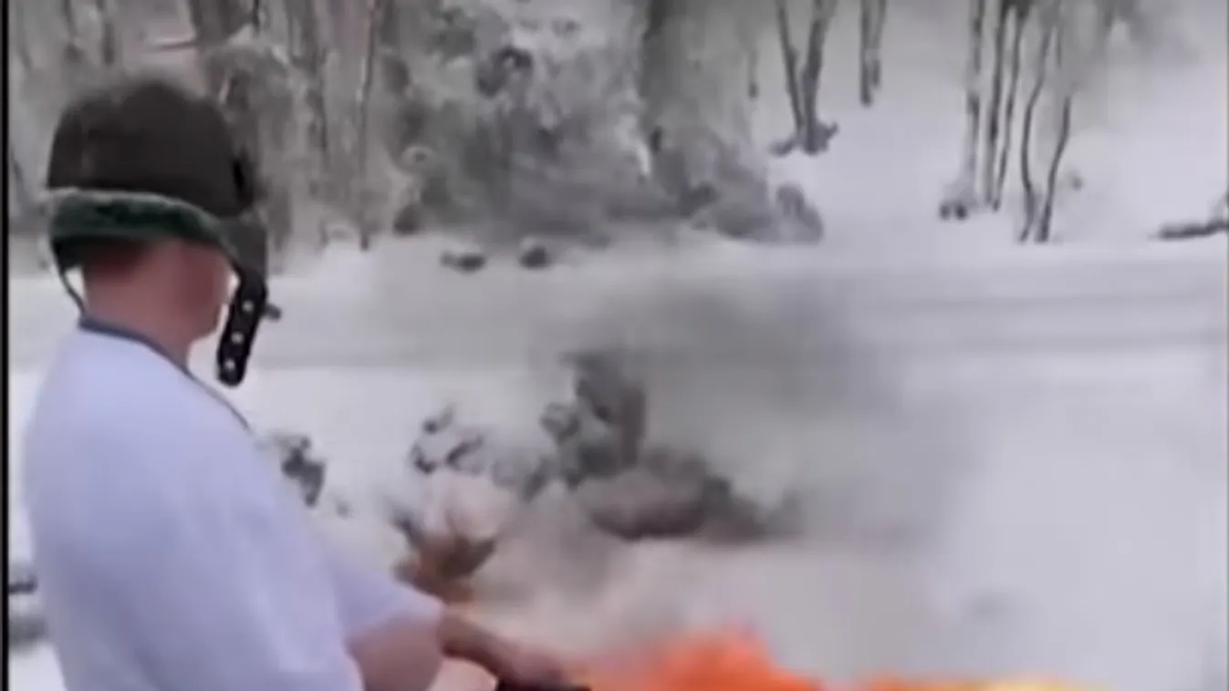 Nem hittünk a szemünknek: lángszóróval takarított havat egy férfi – videó
