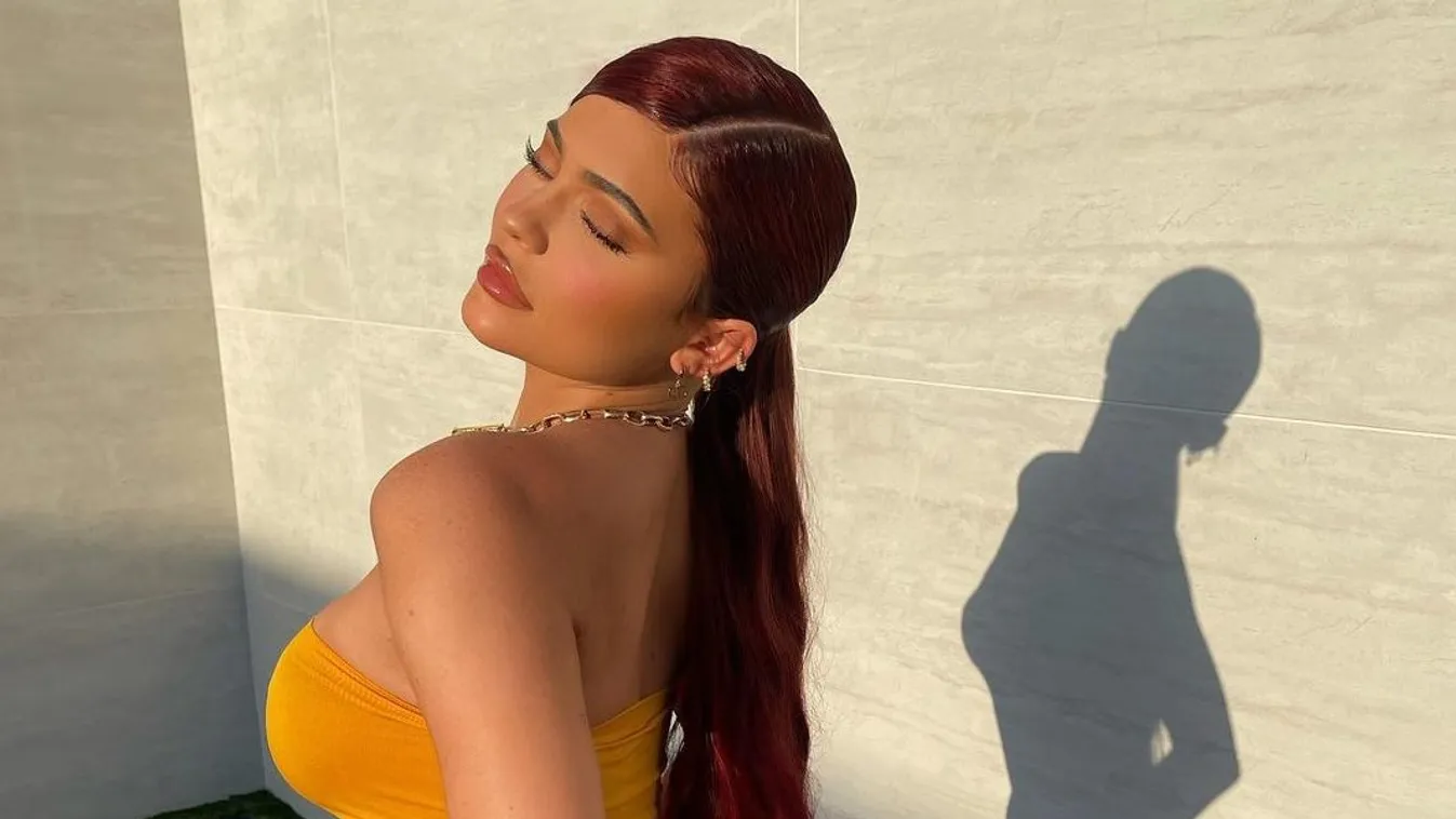 Ez a ruha alig birkózott meg Kylie Jenner méretes kebleivel - Fotó