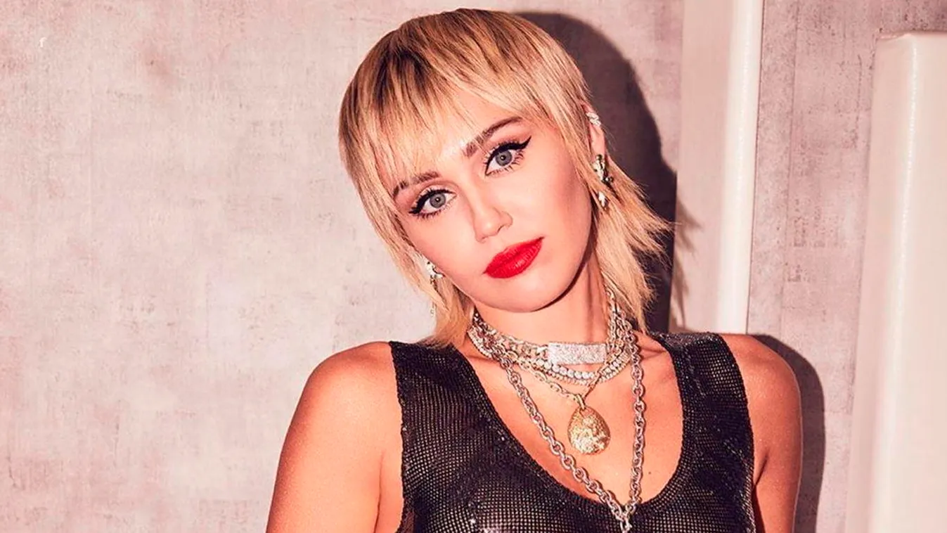 Már unod a bejglit? Akkor zárd a karácsonyt Miley Cyrus perverz ünnepi képeivel!