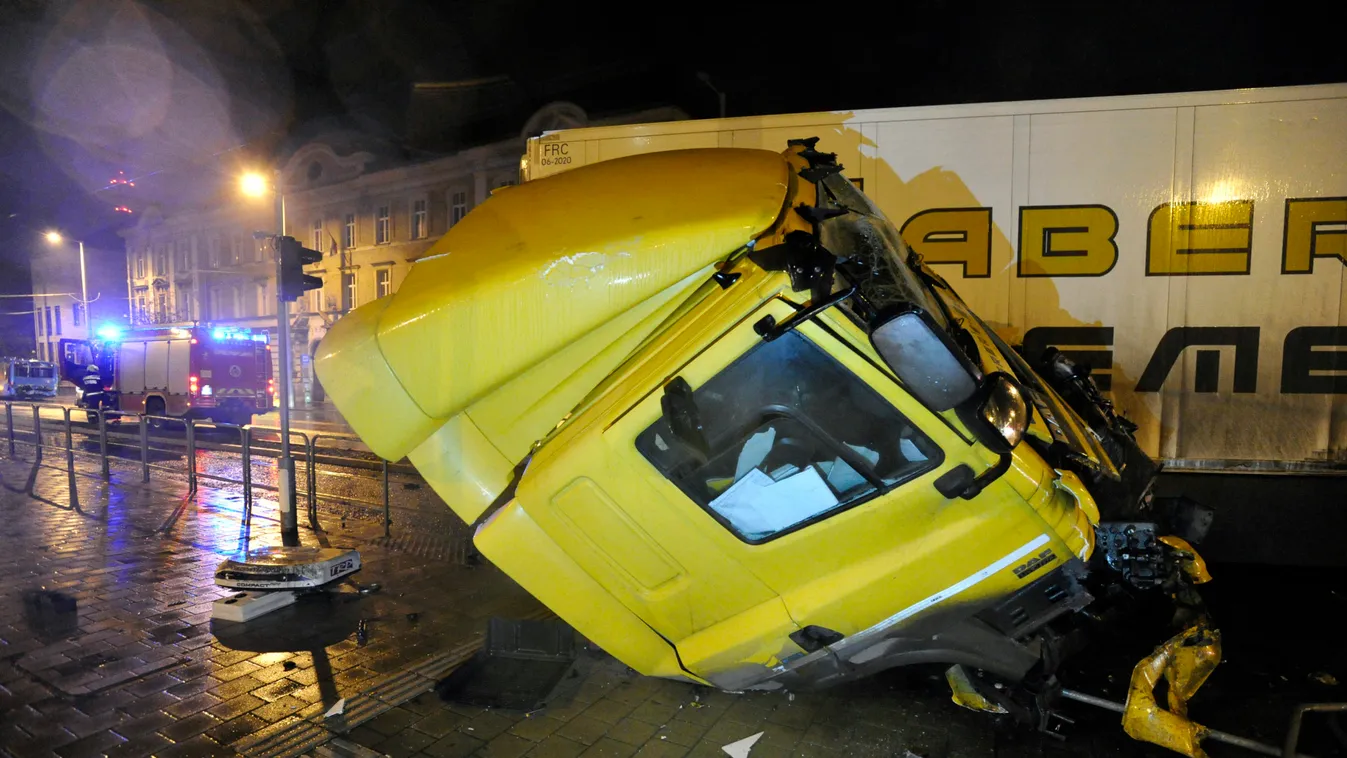 Vérfagyasztó helyszíni fotók érkeztek a hajnali buszbalesetről, felismerhetetlenné roncsolódtak