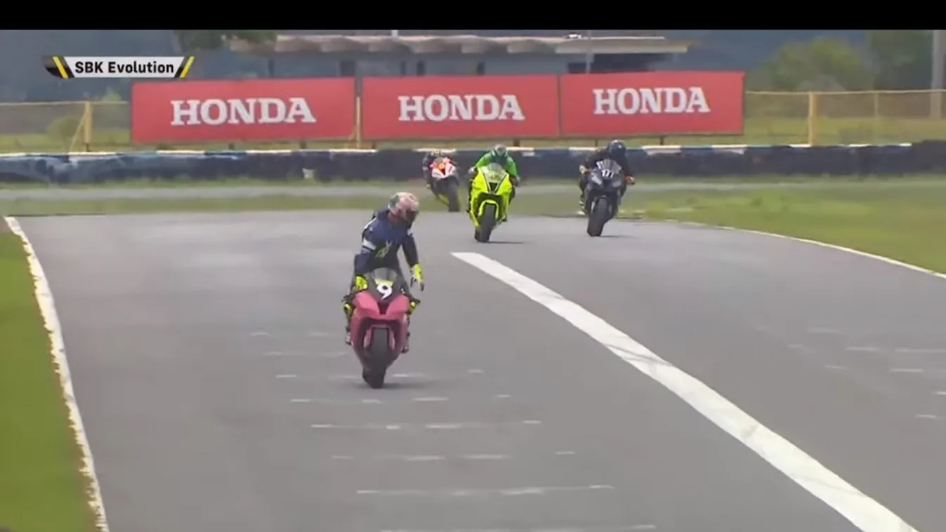 Igazi idióta, korán ünnepelt a pancser motoros