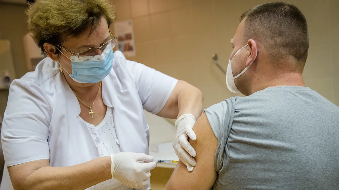 Megszólalt az önkéntes: ezt érezte, miután megkapta a koronavírus-vakcinát