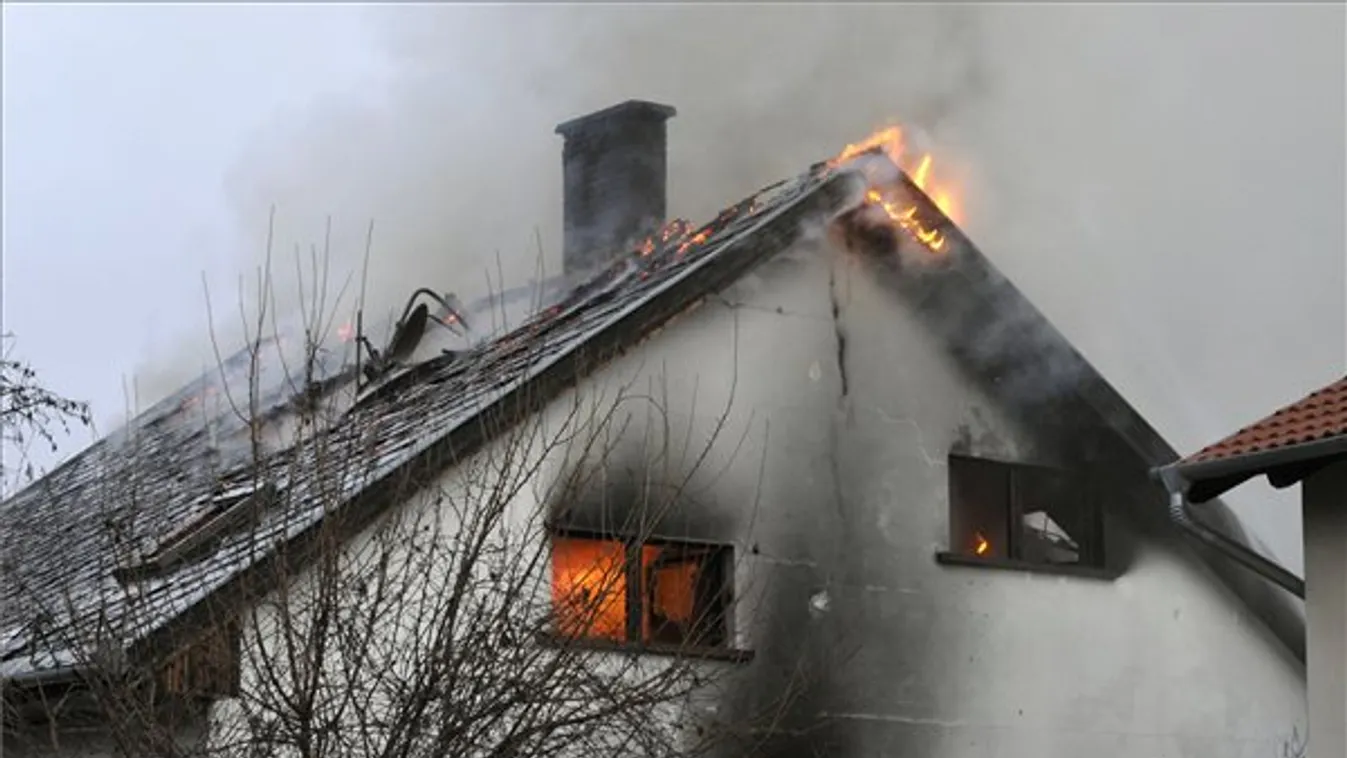 Kigyulladt egy kétszintes családi ház Budatétényen