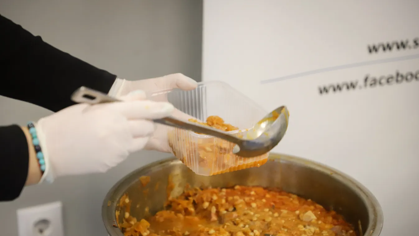 Rendhagyó módon szervezték meg az ételosztást, székelykáposztát kaptak a rászorulók