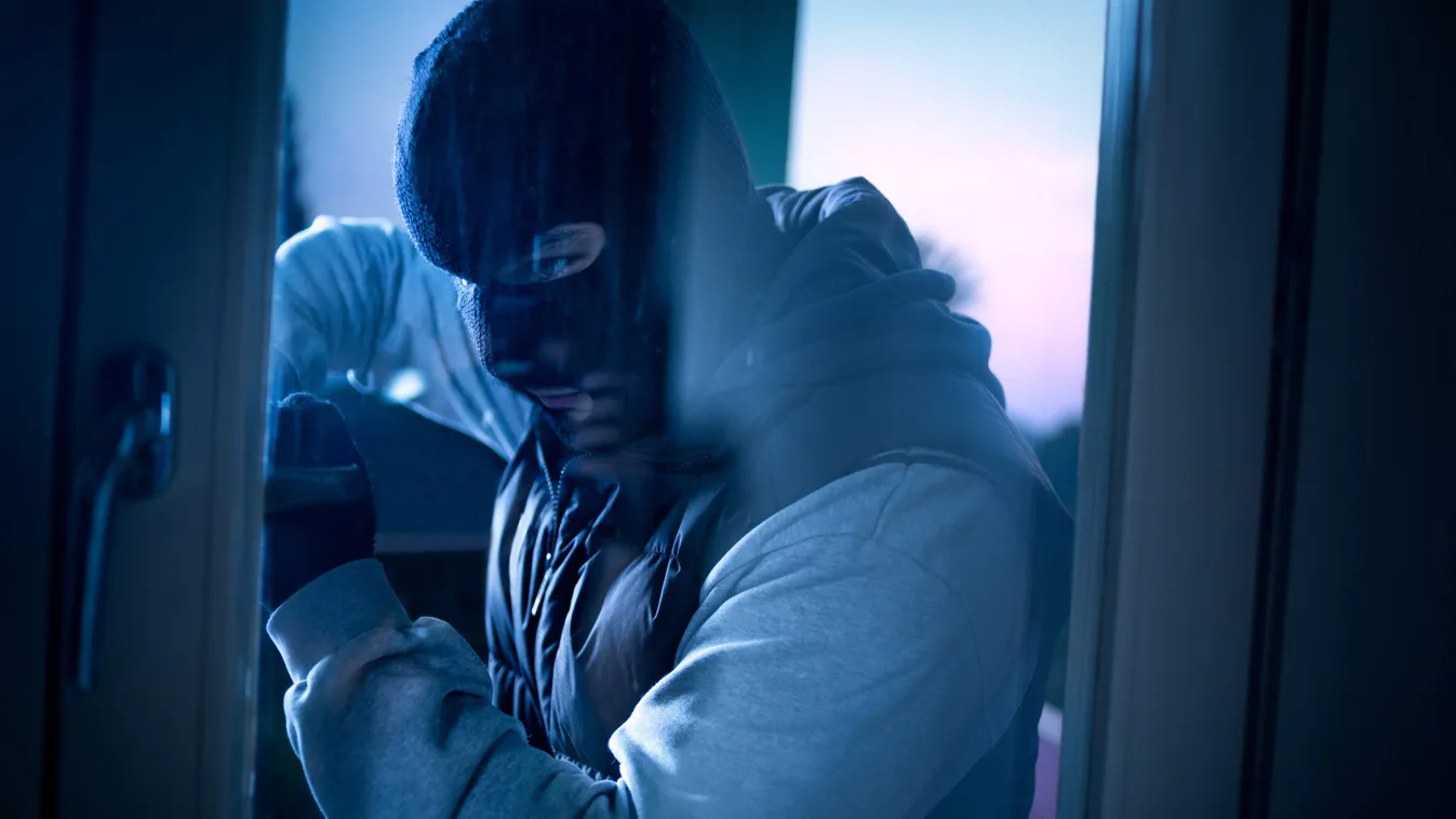 Állványzaton mászott fel a betörő Budapest szívében