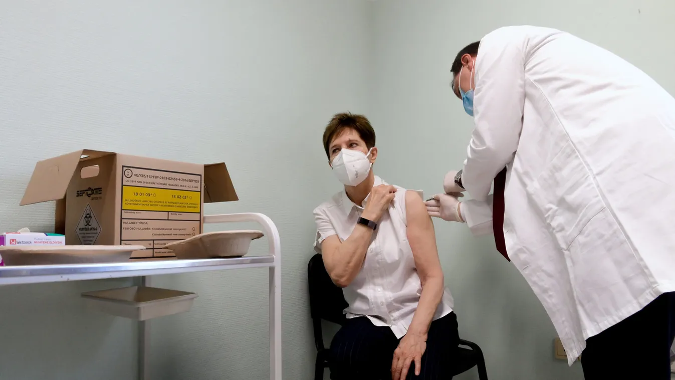 Egy magyar doktornő kapta meg Európában elsőként a vakcinát