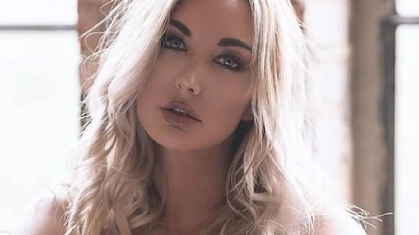 A szomszédság szeme láttára, az ablakban pucérkodott a szőke csaj