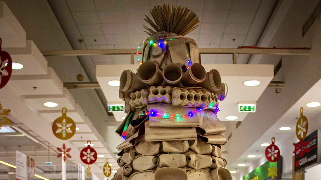 Különleges karácsonyfa hívja fel a figyelmet a környezettudatos ünneplésre - videó