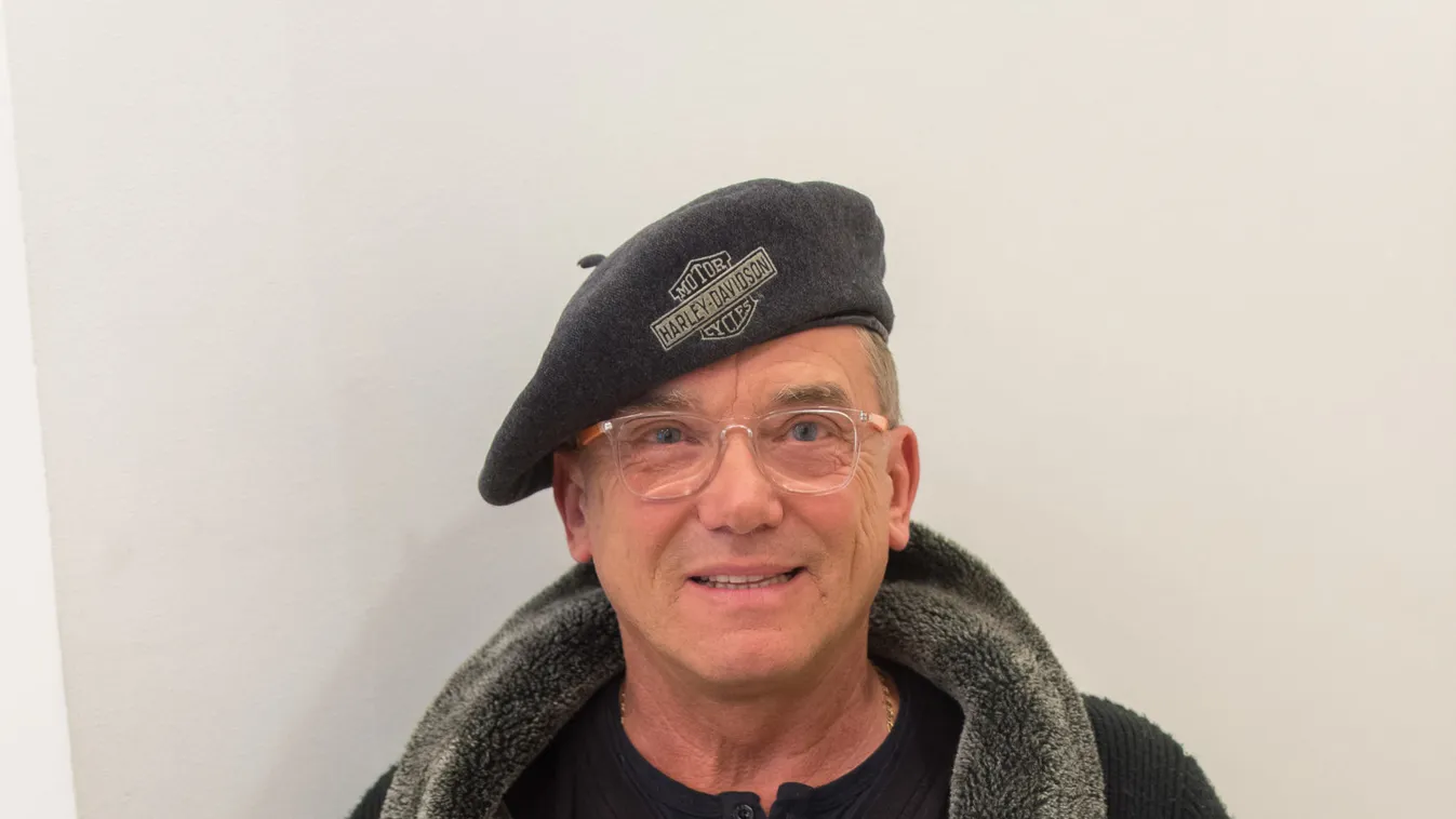 Friss fotókon a koronavíruson átesett magyar énekes: végre mosolyog