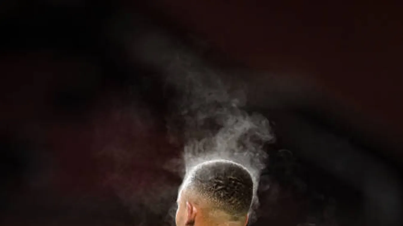 Tombol a járvány, leállhat az angol focibajnokság