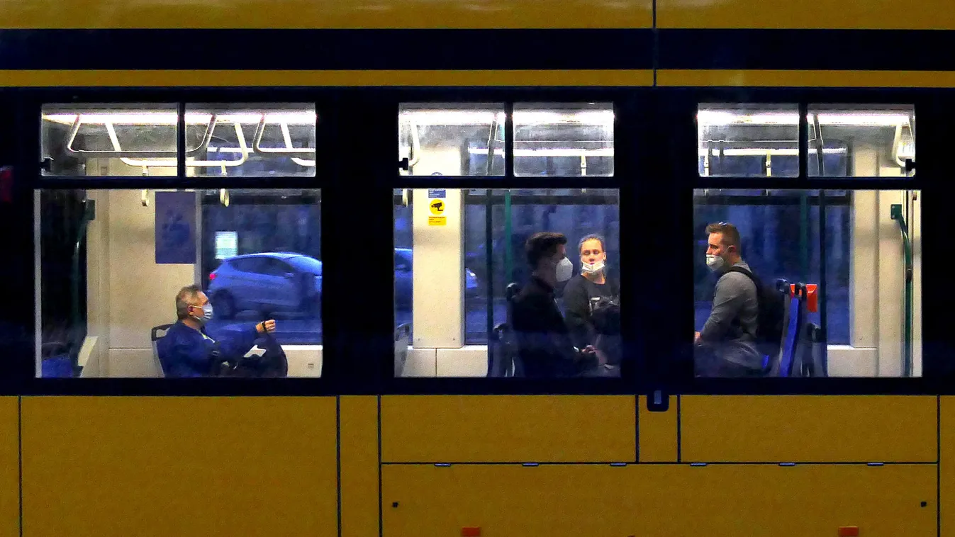 Egymásba rohant a 2-es és a 24-es villamos Közvágóhídnál