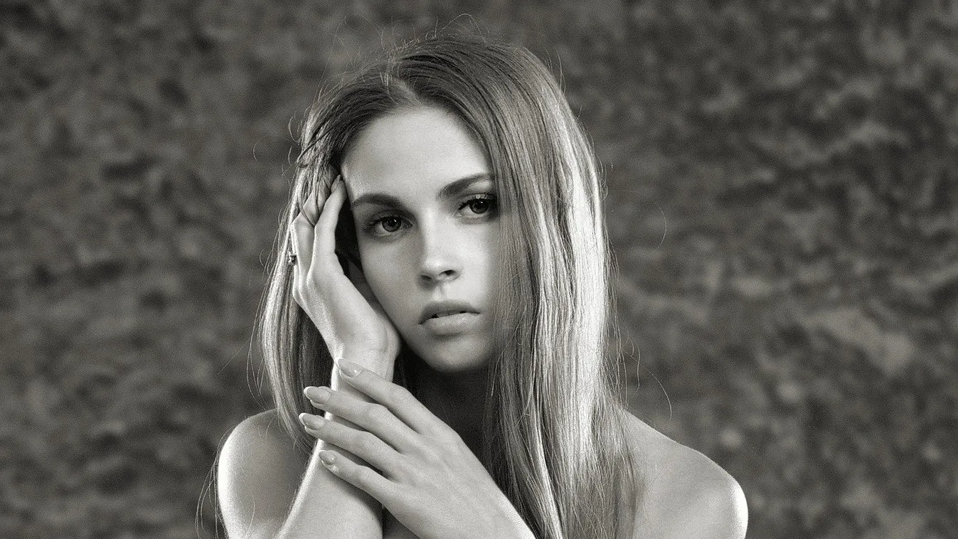 Erotikus felfrissülés: meztelen szépség jógázik a szűz hóban