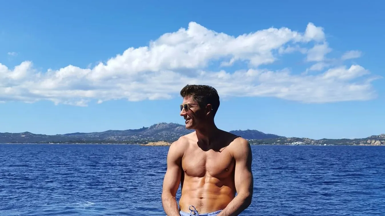 Döbbenetes fotó az ágyból: mindenét megmutatta Lewandowski