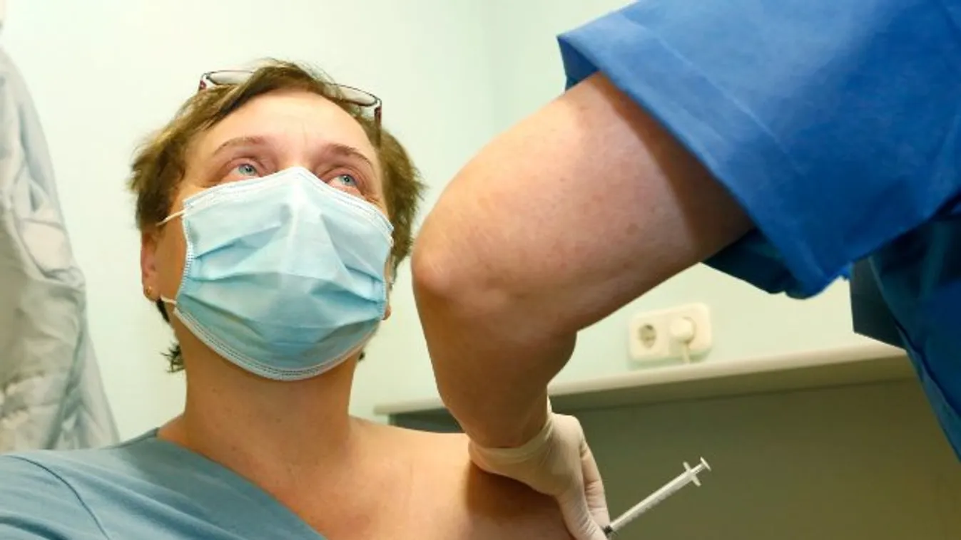 Egyre több egészségügyi dolgozó kapja meg a vakcinát: „Az oltás után senkinél sem jelentkeztek tünetek”