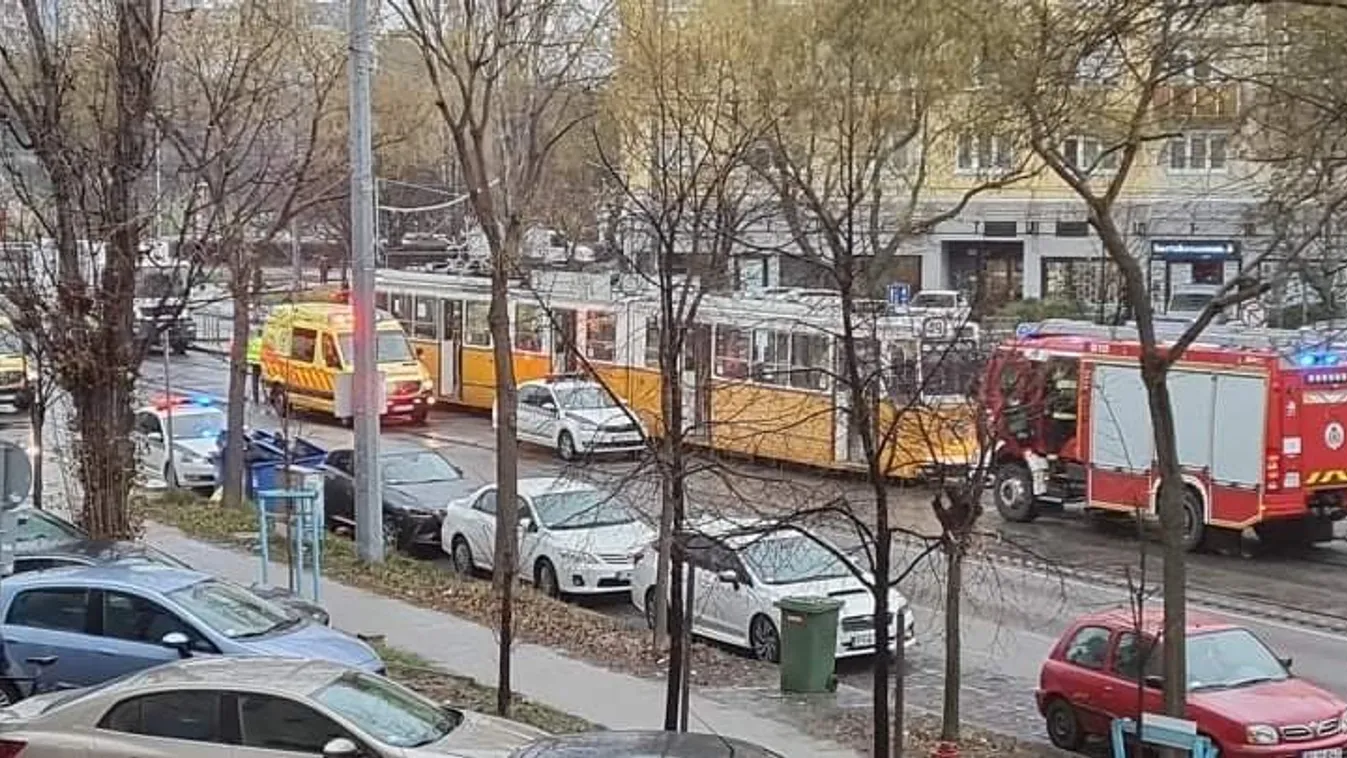 Villamossal ütközött egy autó Újbudán, mentő is érkezett