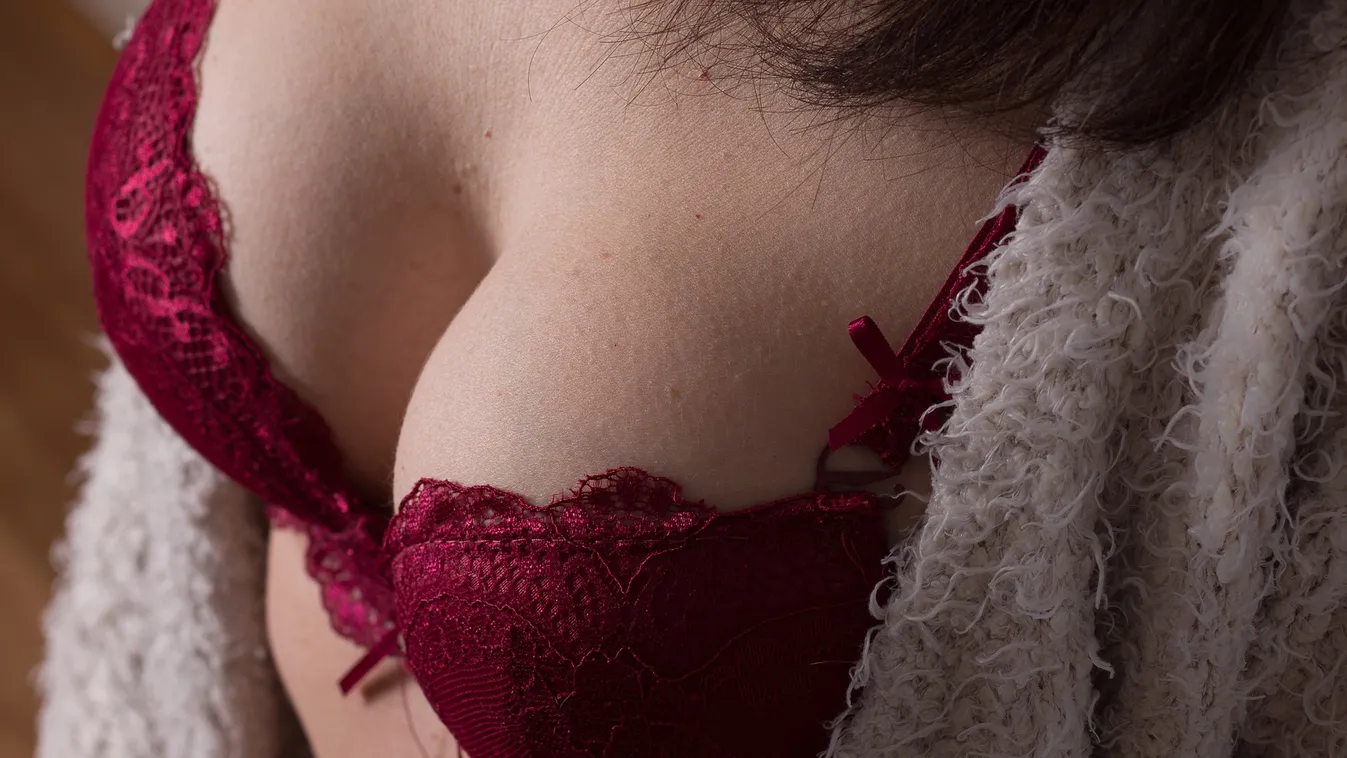 Épp csak a lényeget takarja a japán tehéntarka bikini